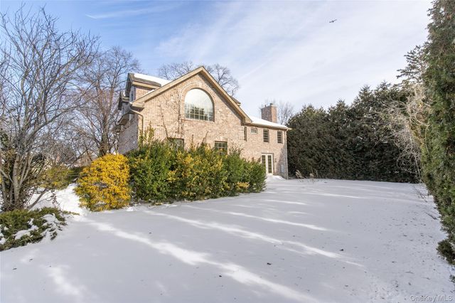 12 Knollwood Road, Roslyn, NY 11576