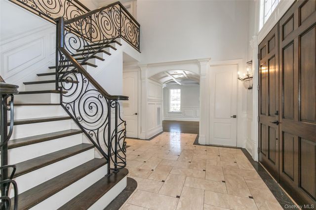 12 Knollwood Road, Roslyn, NY 11576