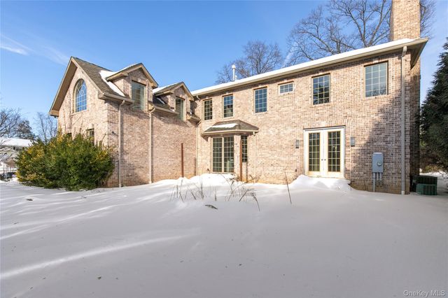 12 Knollwood Road, Roslyn, NY 11576