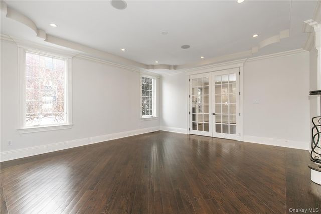 12 Knollwood Road, Roslyn, NY 11576