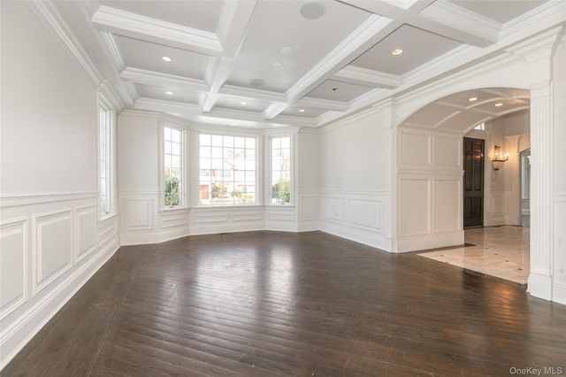 12 Knollwood Road, Roslyn, NY 11576