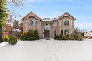 12 Knollwood Road, Roslyn, NY 11576