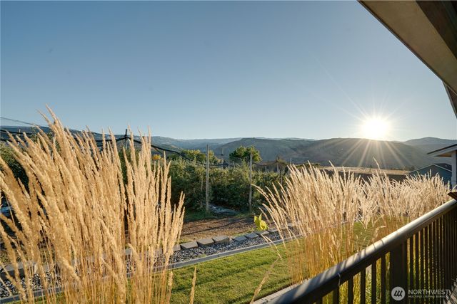 647 S Newton Avenue, East Wenatchee, WA 98802