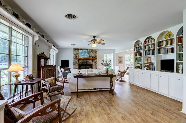 5400 Florida Chapel Road, Fayetteville, TX 78940