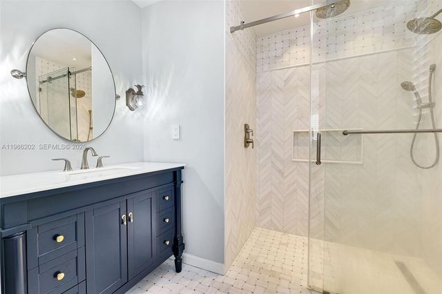 2870 Pine Tree Dr 3, Miami Beach, FL 33140