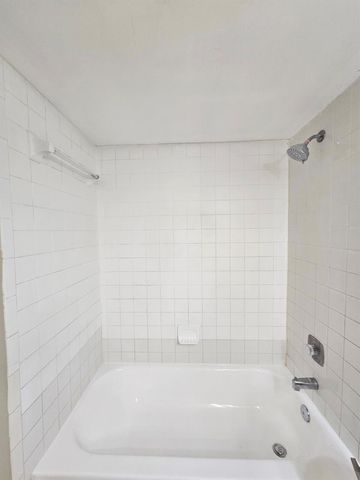 2000 N Congress Avenue 207, West Palm Beach, FL 33401