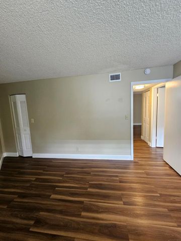 2000 N Congress Avenue 207, West Palm Beach, FL 33401