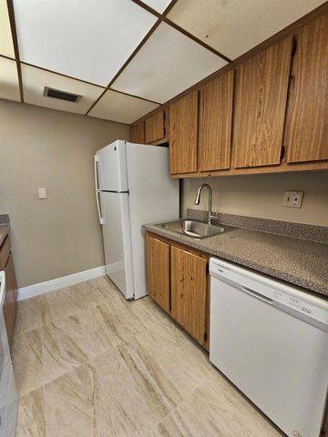 2000 N Congress Avenue 207, West Palm Beach, FL 33401