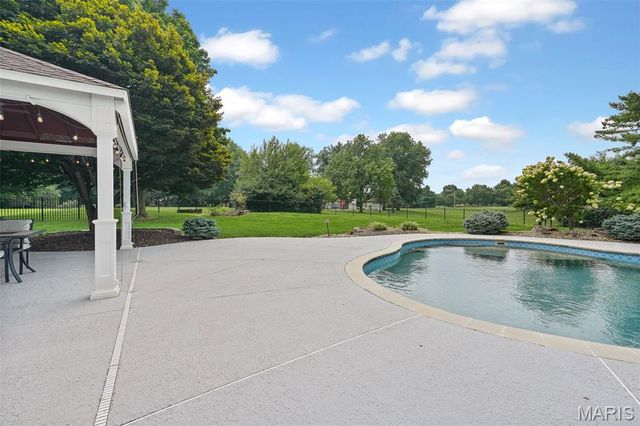 160 Oaklawn Drive, Glen Carbon, IL 62034