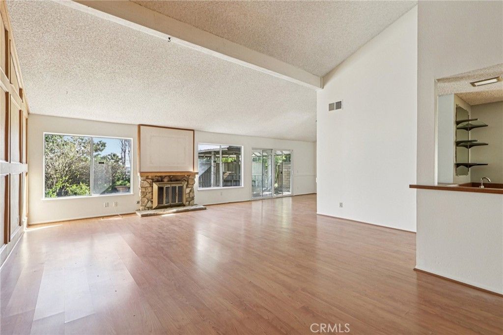 Image 7 of property listing at 13354 Mission Tierra Way, Granada Hills, CA 91344