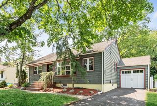 27 Kennedy Dr, Waldwick Boro, NJ 07463