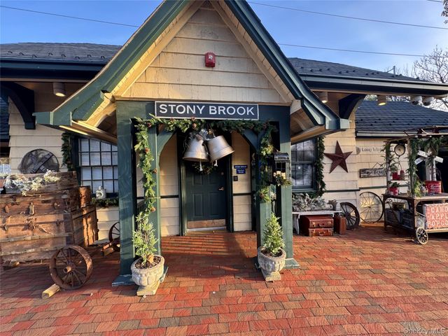 8 Old Wood Road, Stony Brook, NY 11790