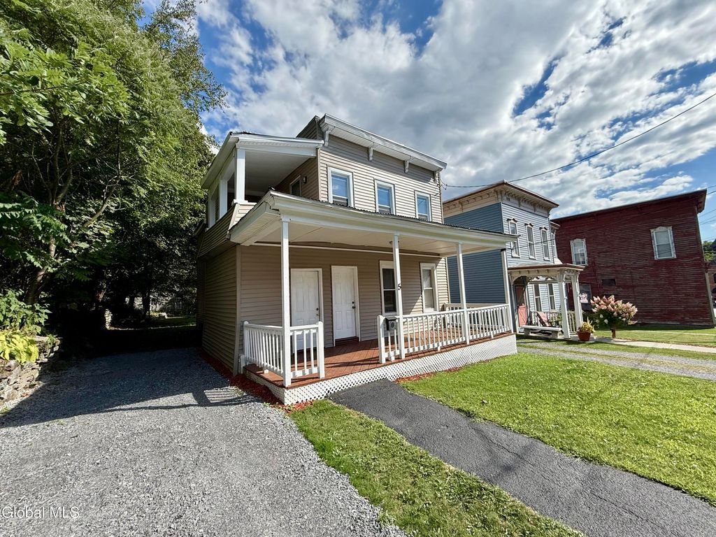 5 Hewitt Street, Amsterdam, NY 12010