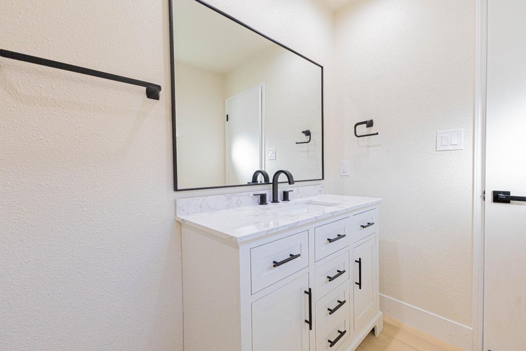 Image 17 of property listing at 4914 N Sequoia Drive # 101, Fresno, CA 93705