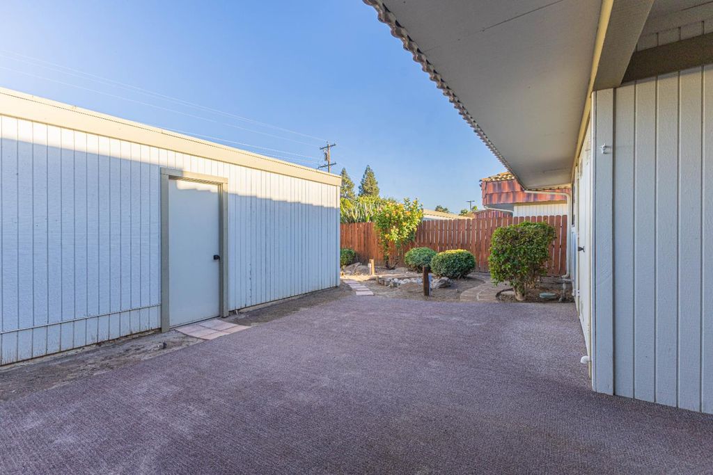 Image 20 of property listing at 4914 N Sequoia Drive # 101, Fresno, CA 93705