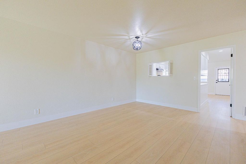 Image 4 of property listing at 4914 N Sequoia Drive # 101, Fresno, CA 93705