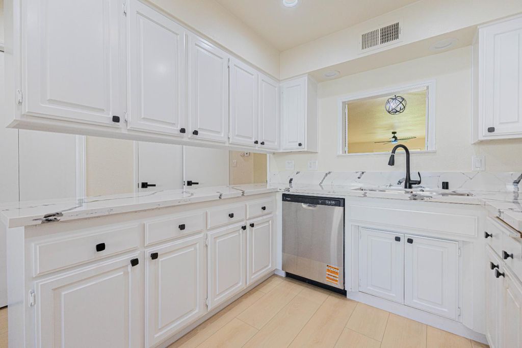 Image 8 of property listing at 4914 N Sequoia Drive # 101, Fresno, CA 93705