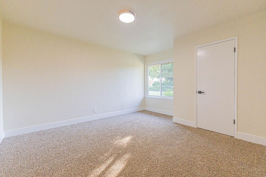 Image 9 of property listing at 4914 N Sequoia Drive # 101, Fresno, CA 93705