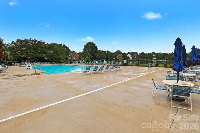 10913 Knight Castle Drive, Charlotte, NC 28277