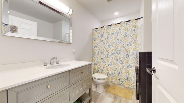 712 5th St NE, Minot, ND 58703