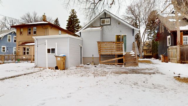 712 5th St NE, Minot, ND 58703