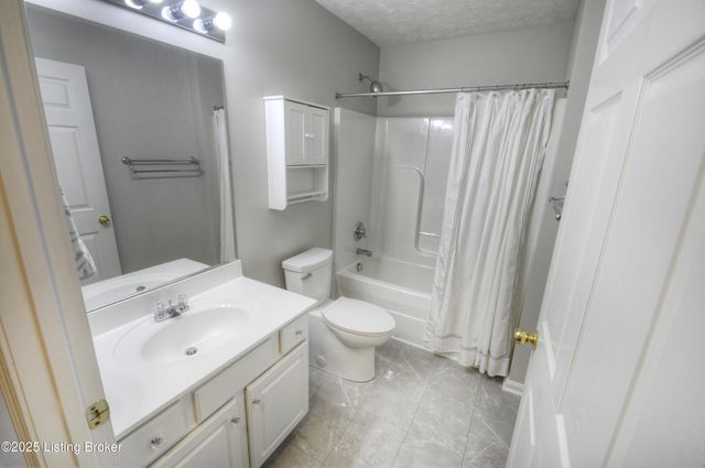 1101 Hemlock Ct, La Grange, KY 40031