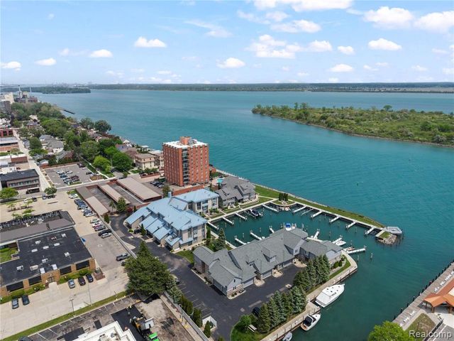 31 Kreger Drive, Wyandotte, MI 48192