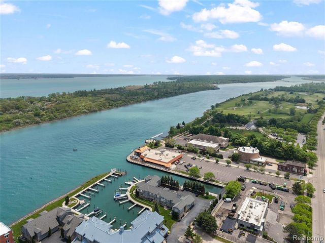 31 Kreger Drive, Wyandotte, MI 48192