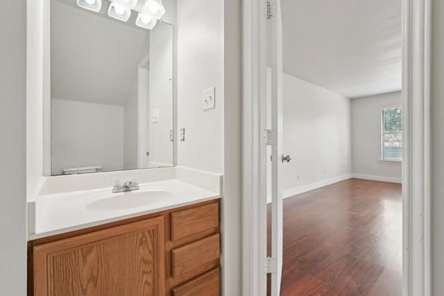 100 Blanco Woods BLVD, Elgin, TX 78621
