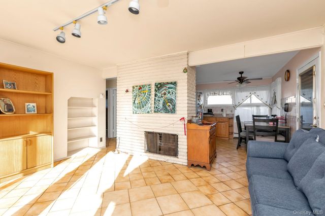 8 Straight Lane, Levittown, NY 11756