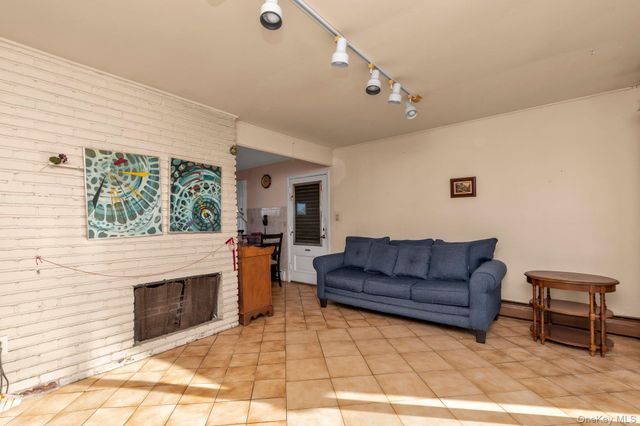 8 Straight Lane, Levittown, NY 11756