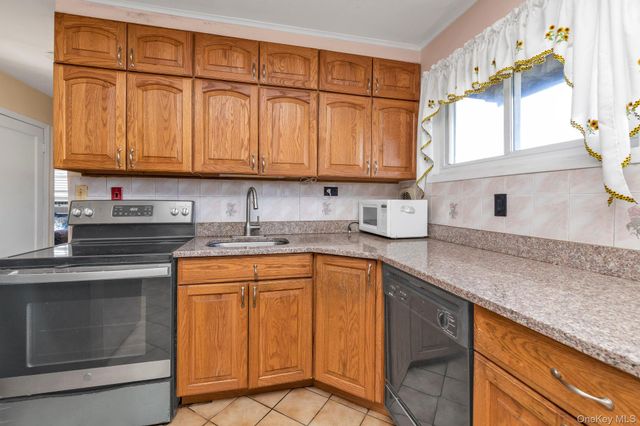 8 Straight Lane, Levittown, NY 11756