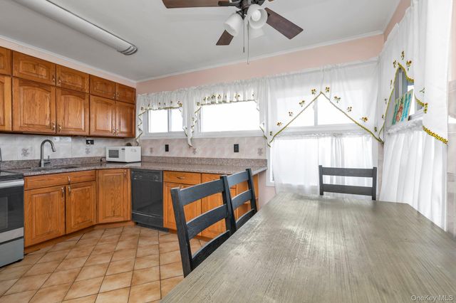 8 Straight Lane, Levittown, NY 11756