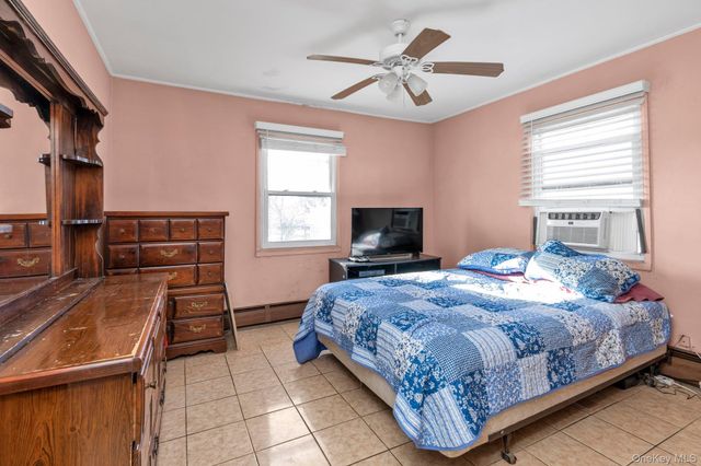 8 Straight Lane, Levittown, NY 11756