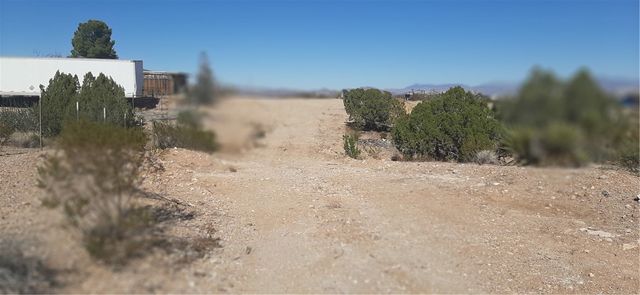 1822 S Glenbar Road, Golden Valley, AZ 86413