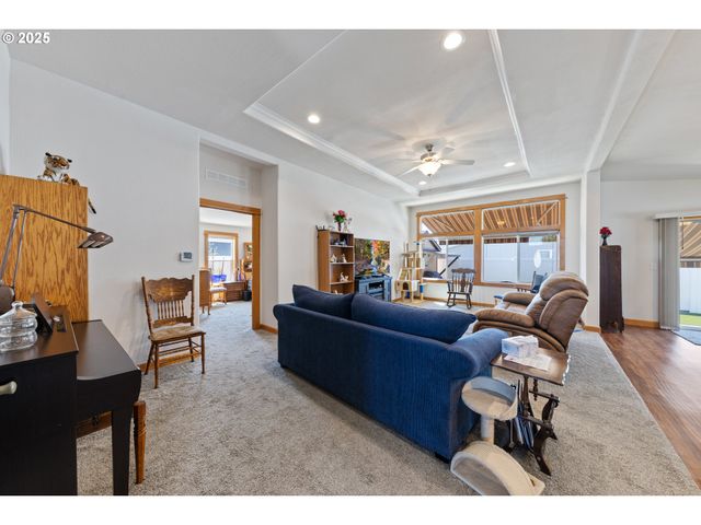714 St. James Pl, Molalla, OR 97038