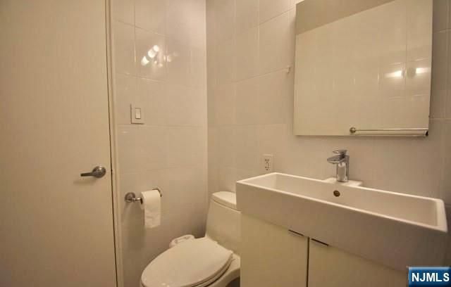 1565 Center Avenue 2F, Fort Lee, NJ 07024