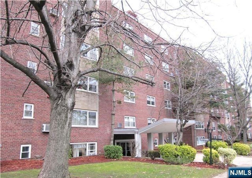 1565 Center Avenue 2F, Fort Lee, NJ 07024