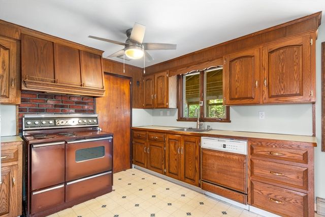 15 Seneca Rd, Woburn, MA 01801