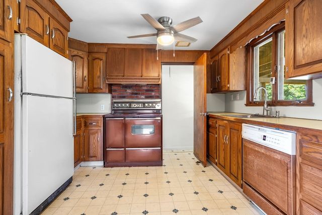 15 Seneca Rd, Woburn, MA 01801