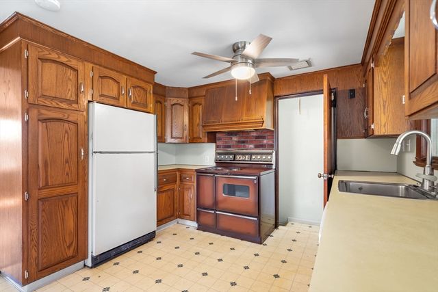 15 Seneca Rd, Woburn, MA 01801