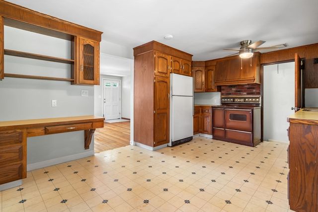 15 Seneca Rd, Woburn, MA 01801