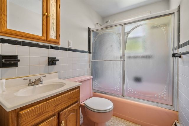 15 Seneca Rd, Woburn, MA 01801