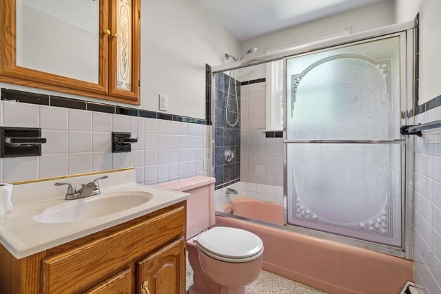 15 Seneca Rd, Woburn, MA 01801