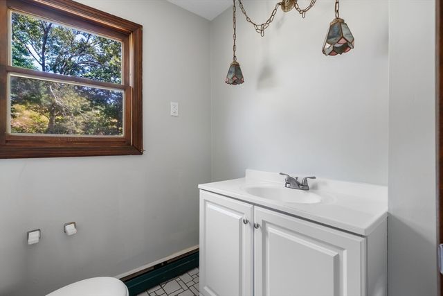 15 Seneca Rd, Woburn, MA 01801