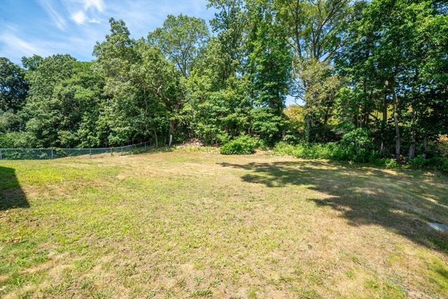 15 Seneca Rd, Woburn, MA 01801