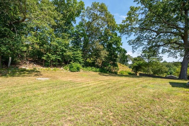 15 Seneca Rd, Woburn, MA 01801