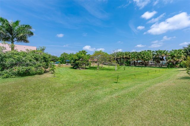 12851 Luray Rd, Southwest Ranches, FL 33330