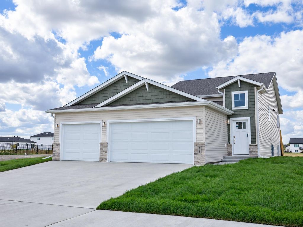 315 Lionheart Drive, Horace, ND 58047
