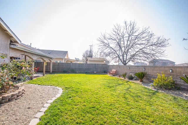 553 Venice Avenue, Dinuba, CA 93618